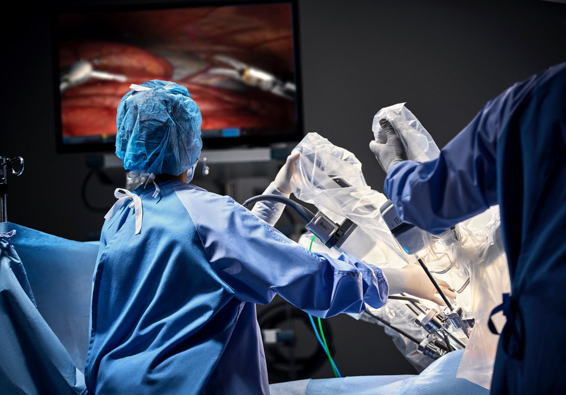 Surgeon working with Robotic Da Vinci